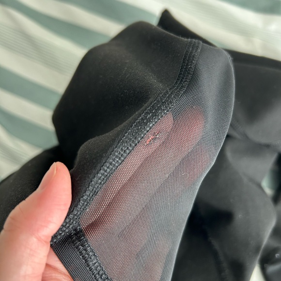 Old Navy workout leggings with pockets - Picture 7 of 8